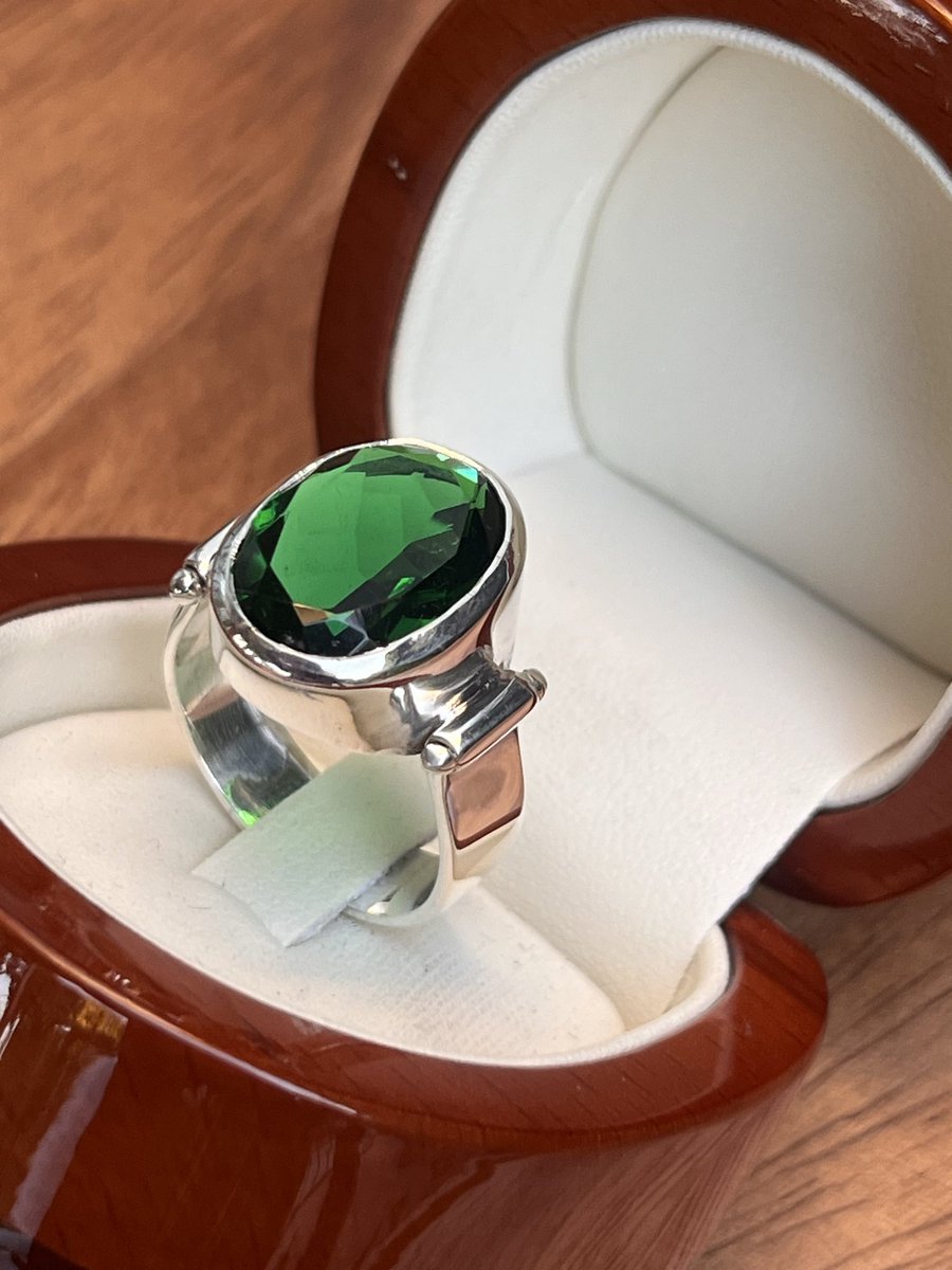antonioaburtoc's tweet image. Anillo hecho a mano en plata más esmeraldina reconstituida…. Hecho con horas de dedicación en mi taller 👌🏽💚

Si gustas RT 💕

#Esmeraldina 
#Hechoamano 
#taller