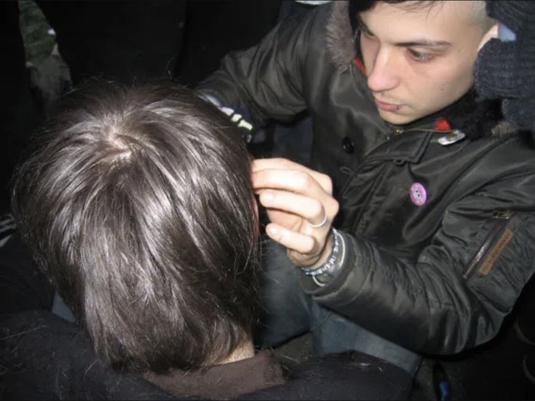 FrankOnThisDay's tweet photo. On this day in 2005: 

My Chemical Romance played in Manchester, but I'd like to discuss Frank's activities outside of the show. And apparently, that would be offering fans haircuts/head shaves that were waiting outside the venue. You've probably seen these pix, here's the lore https://t.co/zcbN3v9VOj
