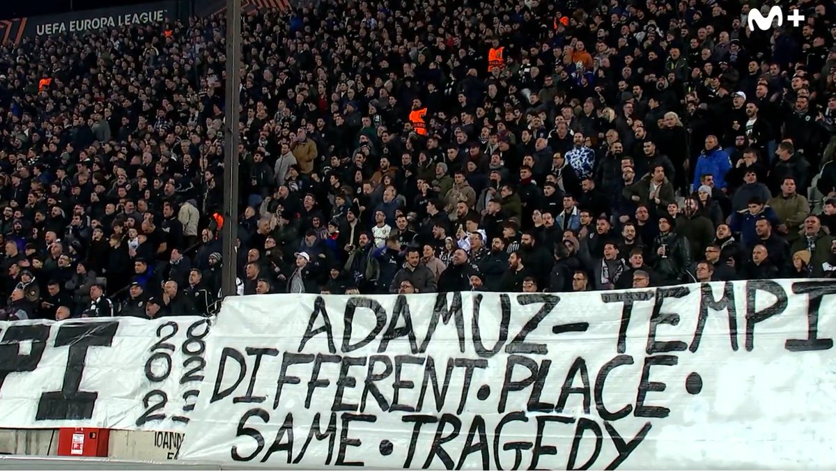 En el estadio del PAOK de Salónica se ha recordado el siniestro que ha sacudido España antes del partido contra el Betis. En el accidente ferroviario de Tempi, en Grecia, fallecieron 57 personas