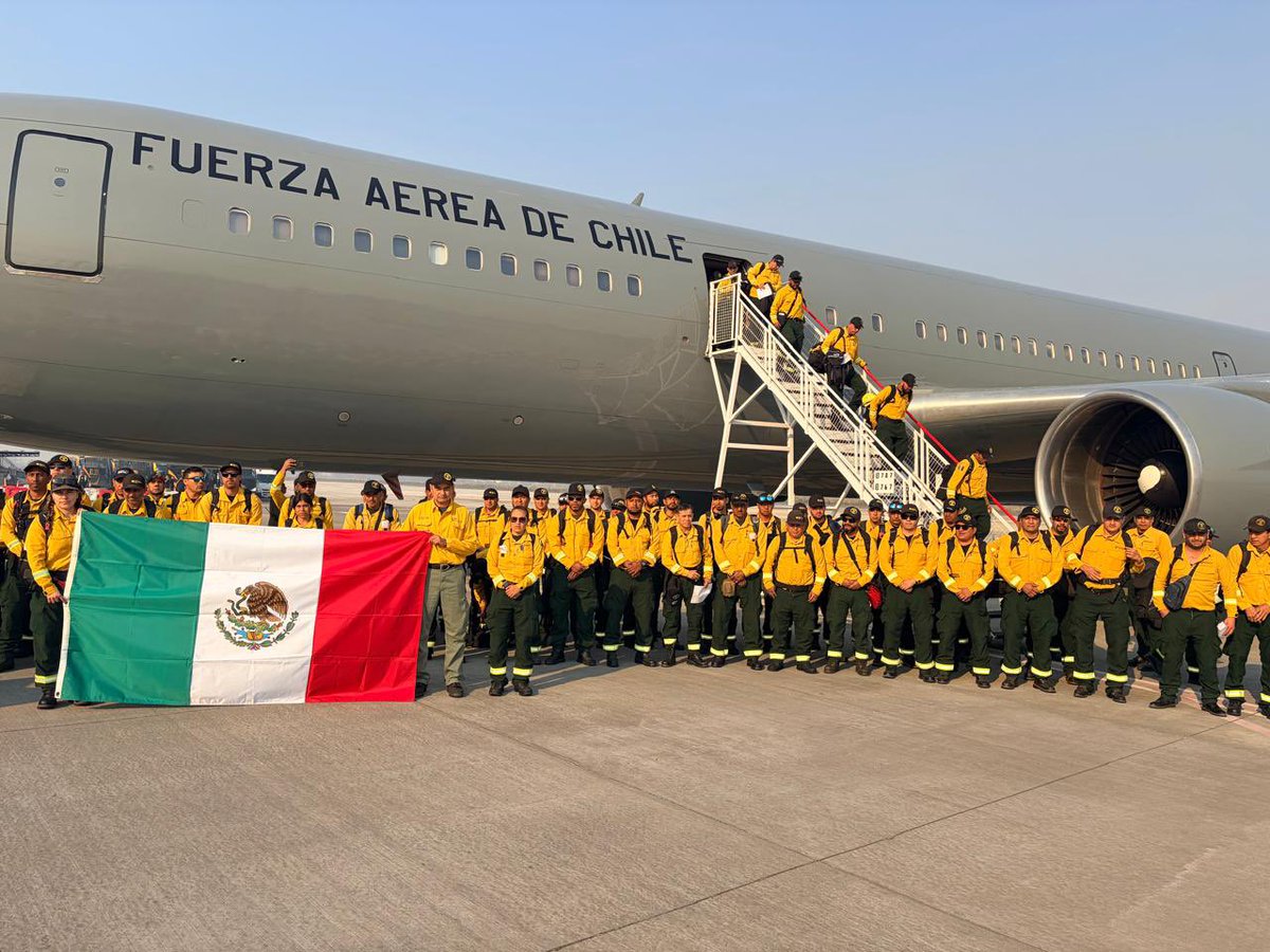 NPIMX1's tweet photo. 🇲🇽🤝🇨🇱 Un contingente de 145 brigadistas mexicanos y más de 360 kilos de equipo especializado arribó a Concepción, #Chile para sumarse al combate de los incendios forestales que afectan la zona centro-sur del país, particularmente en las regiones de #Ñuble y #Biobío. https://t.co/zwLfvexmgi