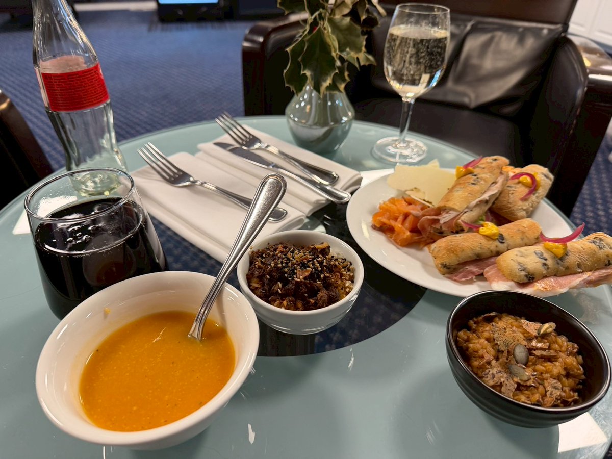 EllieJapan2022's tweet photo. I'm happy to have rice bowls at airport lounge.
#tomatosoup #Champagne #UnitedLounge #familytime #onthewayhome #Dietcoke https://t.co/NPJ0jOTzFP