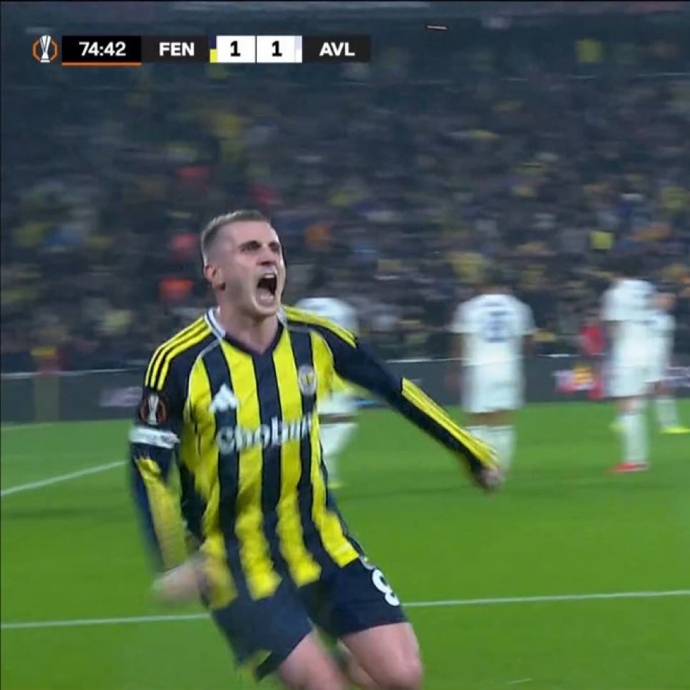 ofsayttan attığı gole şampiyon olmuş gibi sevinip rezil olması bünyeye çok iyi geldi aq