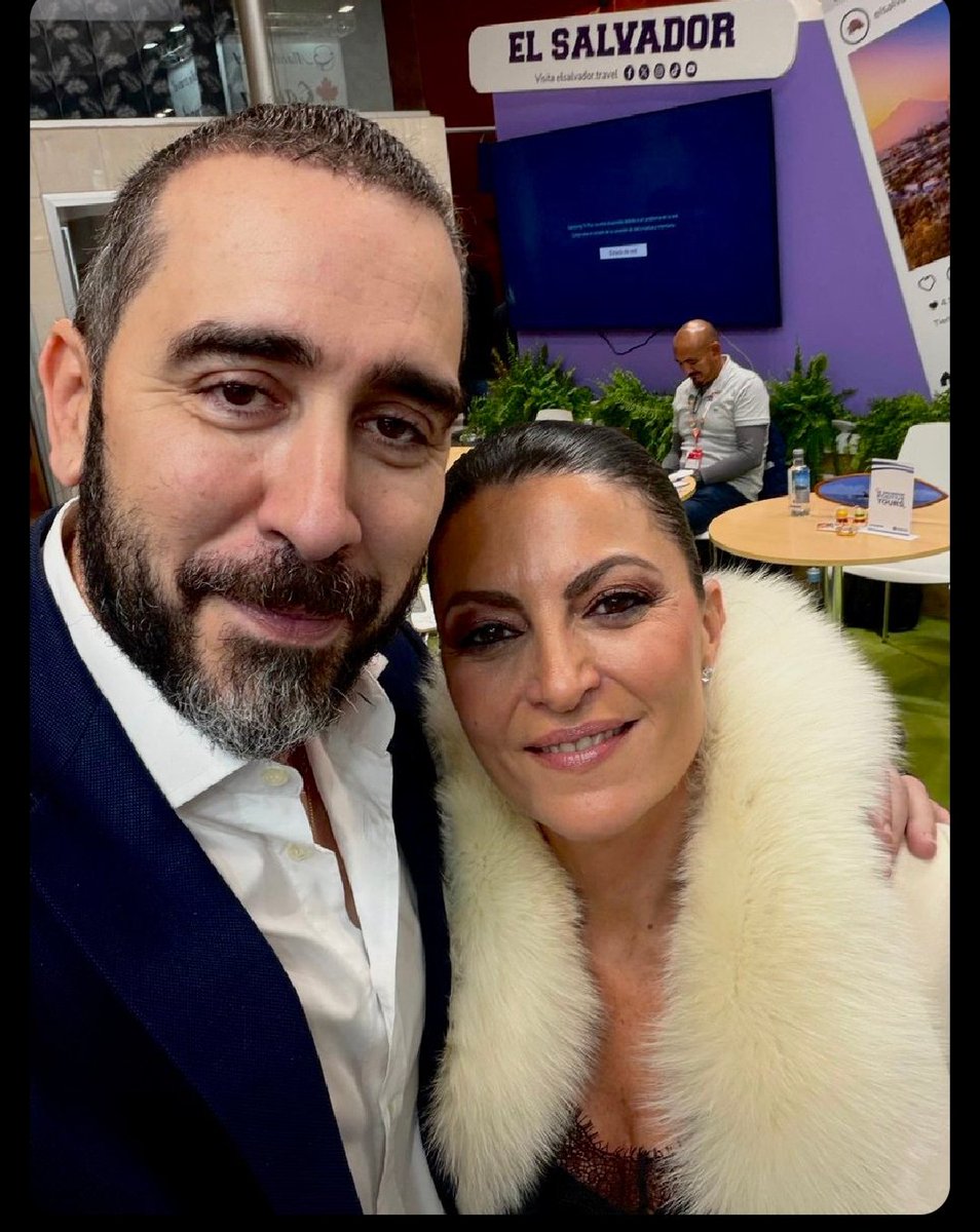 FonsiLoaiza's tweet image. Hoy, la ultraderechista Macarena Olona Choclán, abogada del Estado en ejercicio, se ha fotografiado con el delincuente confeso Víctor de Aldama, que ha participado en una trama que ha defraudado más de 200 millones de euros al Estado, y cuyo abogado es su primo Choclán.