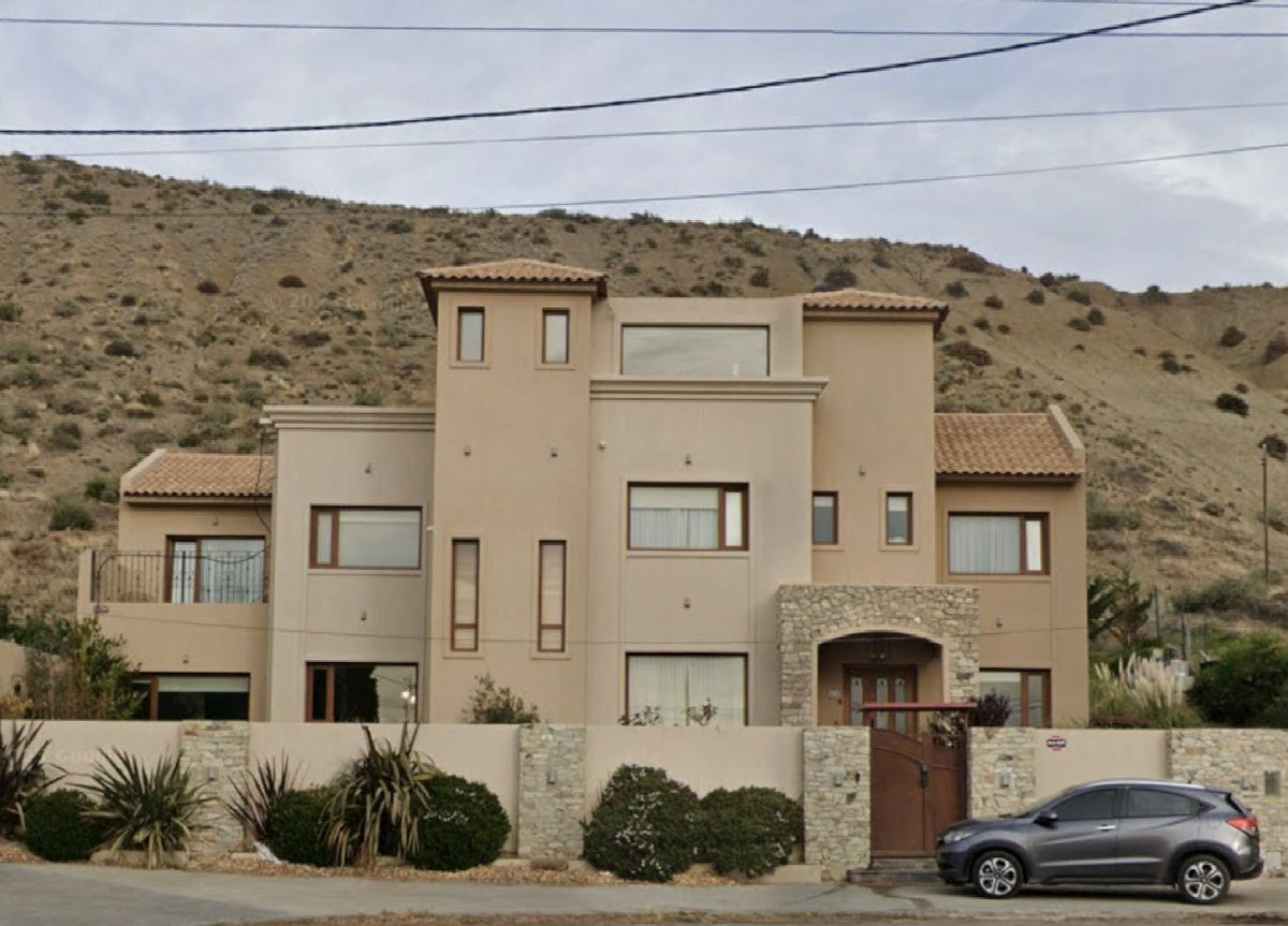 implacableCR2's tweet image. ✌🏿🌴

Digamos la verdad; fue una cuestión de mala suerte de los vecinos del Sismográfica.

Hay un montón de gente en Comodoro y Rada Tilly que construye sus humildes casitas con el sudor de su frente adelante de un cerro y no pasa nada.

Aprendan.