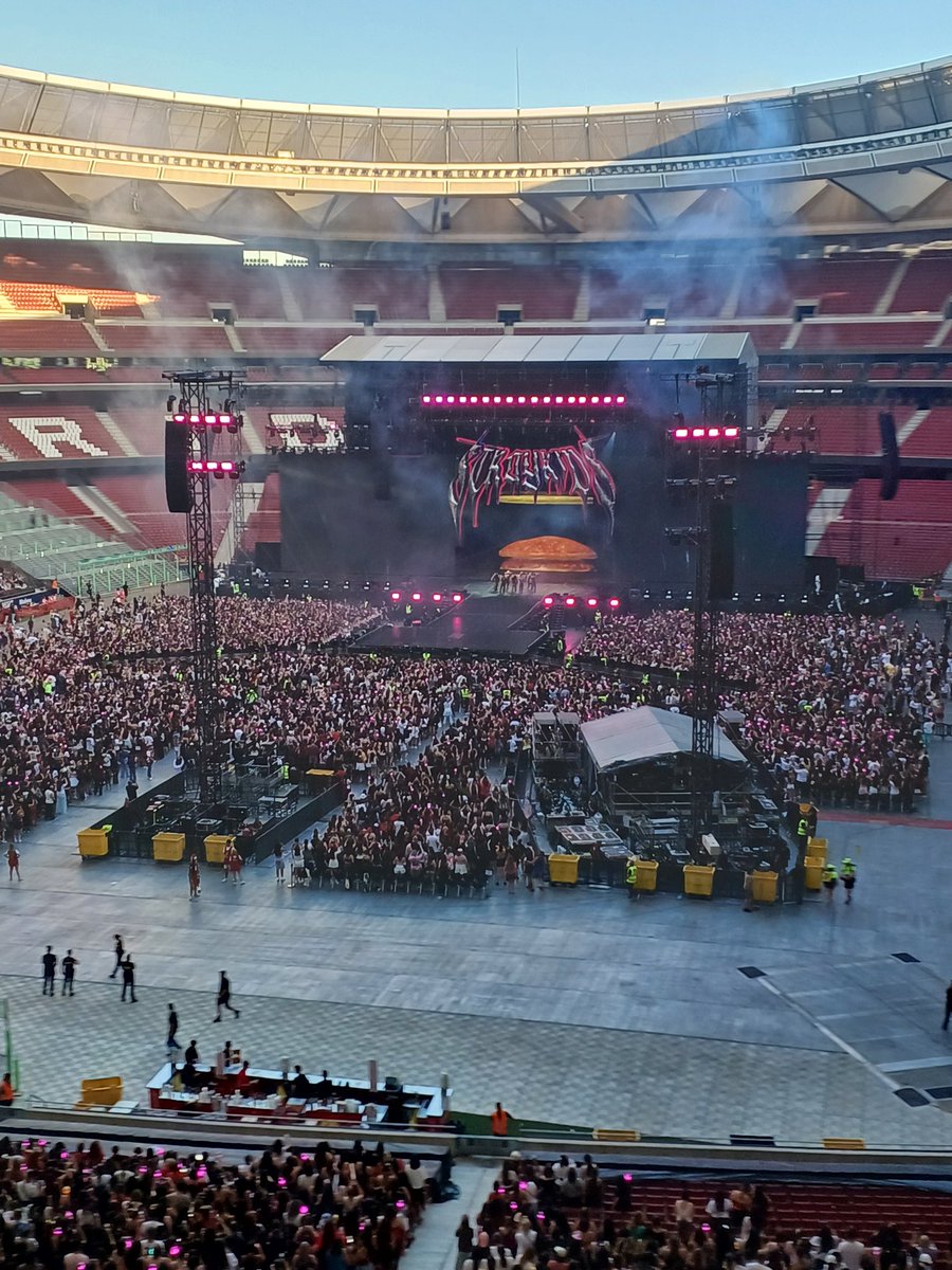 deuk6e's tweet photo. @povjkks las que entraron para el soundcheck creo que les pegaba mucho el sol y tenían mucho calor, y luego el cacho ese que ves de sol en la foto original se fue moviendo durante toda la tarde, hasta que a las 20:30 más o menos que ya estaba toda la pista así, a la sombra https://t.co/mKKrhbPHMF