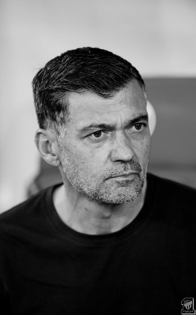 انا مغبون كان عندنا فرصه نجيب مدرب محترم لكن
راحو للفاشل ذا الله لايسامح من كان السبب و آصر عليه