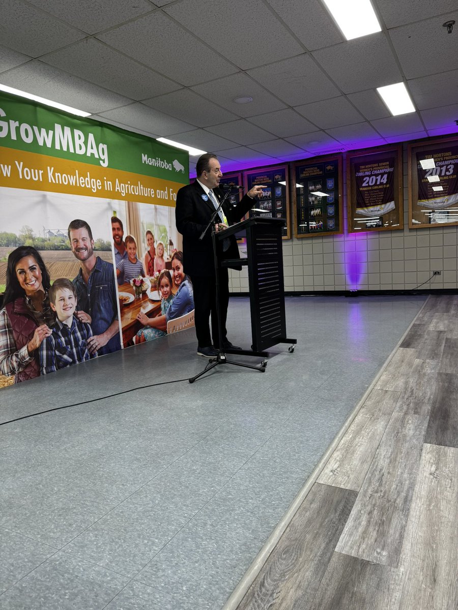 Aggeez28's tweet photo. Thank you to University of Manitoba Agriculture class for the opportunity to present today to the Aggies on behalf of @Bayer4CropsCA and introduce the MB Minister of Agriculture Ron Kostyshyn! #AgProud #Aggies #AgMoreThanEver https://t.co/nOq6dSj7aE