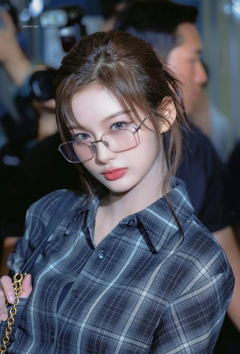 nmixxiee's tweet image. NMIXX’s Sullyoon shared her JYP audition story on 🫧

"Did I mention that I auditioned for our company (JYP) twice? When I was in my 2nd year of middle school, I signed up for a vocal academy. The director there thought well of me and sent my videos to several companies. Since I…