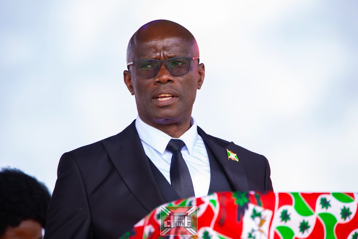 nshingamateka's tweet photo. 2/2: Le Pasteur Olivier IRAKOZE, s'appuyant sur Tite 2:7-8 et Proverbes 14:34, a rappelé aux dirigeants leur devoir d’exemplarité :
«Une bonne autorité donne l’exemple à ceux qu’elle dirige ».

Le Président de la République, Son Excellence Evariste NDAYISHIMIYE, a souligné que le Burundi est une nation de Dieu, et que les dirigeants sont appelés à en être les dignes intendants et lumineux.