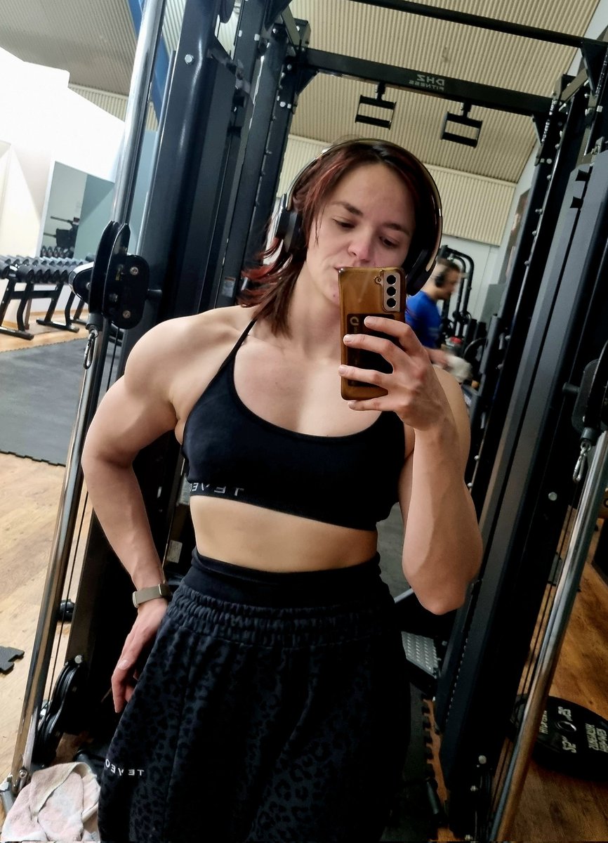 Gym war geil heute. Mehr geschafft als letzte Woche 🔥 (und diese eine Bizepsvene lässt mich einfach nie im Stich)
