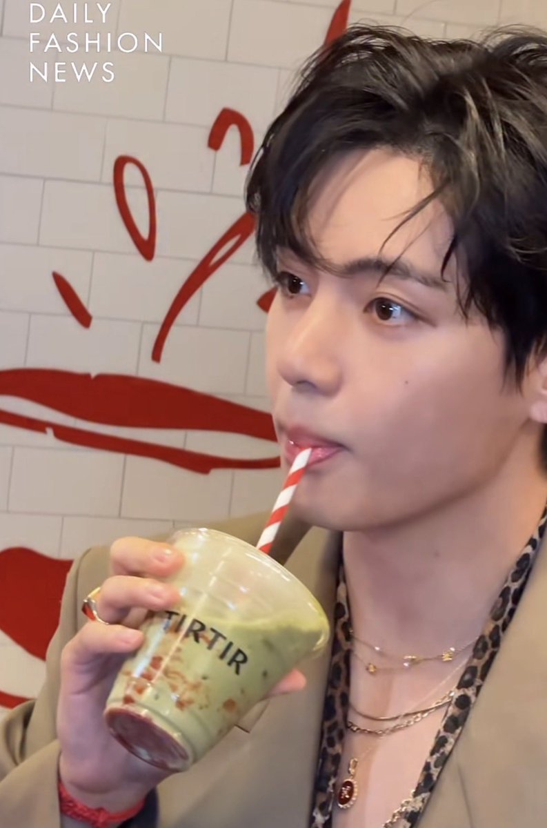 두분 넘 잘 어울리세요 ૮ྀི꒰ ՞ɞ̴̶̷ ·̮ ɞ̴̶̷՞ ꒱ა
우리석진이 넘 축하하고💕 올려준 사진 
줜나 잘생겼다 진짜 🐹🧸얼굴이 어디안가는데 내가 어딜가겠니 요새 넘 혐생이라 눈물만 남 ..