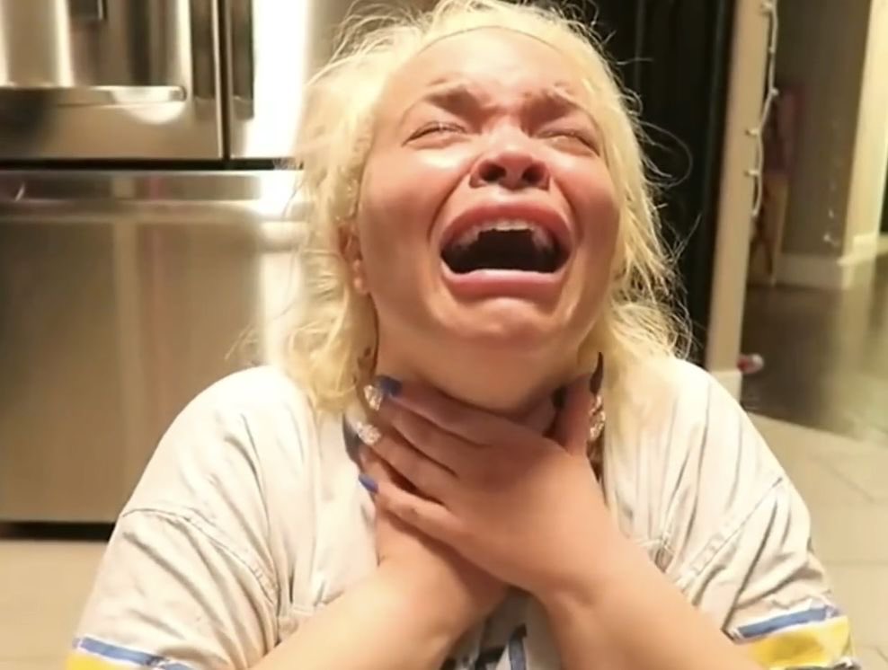 con los exámenes y la preventa de bangtan no puedo más, vivo en una ansiedad constante send hELP