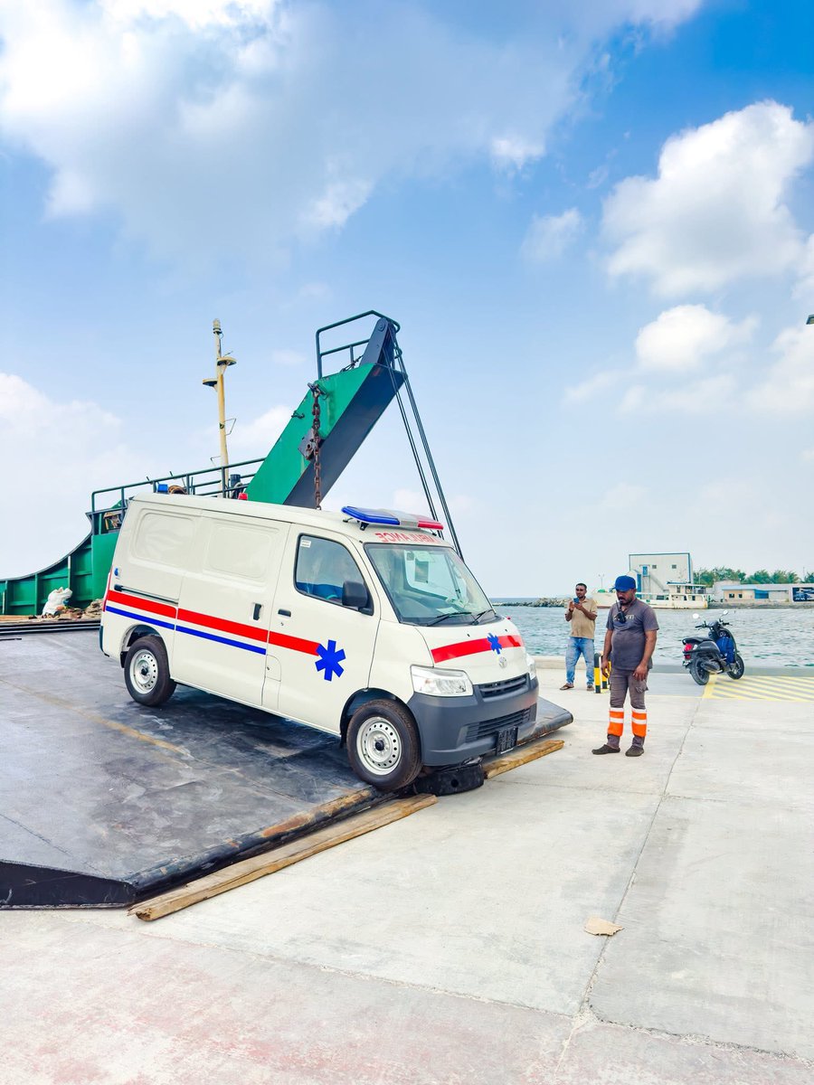 ދިވެހިރާއްޖޭގެ ޞިއްޙީ ޚިދުމަތުގެ ނިޒާމު އިތުރަށް ހަރުދަނާކުރެއްވުމަށް ރައީސުލްޖުމްހޫރިއްޔާ ޑރ. މުޙައްމަދު މުޢިއްޒު ވެވަޑައިގެންފައިވާ ވަޢުދުފުޅާ އެއްގޮތަށް، ރާއްޖޭގެ 56 ރަށަކަށް މިހާރު ވަނީ އެމްބިއުލާންސް ފޯރުކޮށްދީފަ.
<a href="/MMuizzu/">Dr Mohamed Muizzu</a> 🇲🇻
#DhiveheengeRaajje