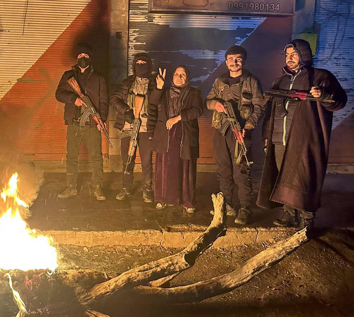 aminahekmet's tweet image. Mujeres y hombres d Tirbespiye,a unos 30km d Qamishlo,al igual que en otras localidades d Rojava,se organizan para proteger sus ciudades.
“Cada noche salimos y hacemos turnos. Mientras unos descansan,otros vigilan”, explica Khadija. 

Llueve y la temperatura está bajo cero.