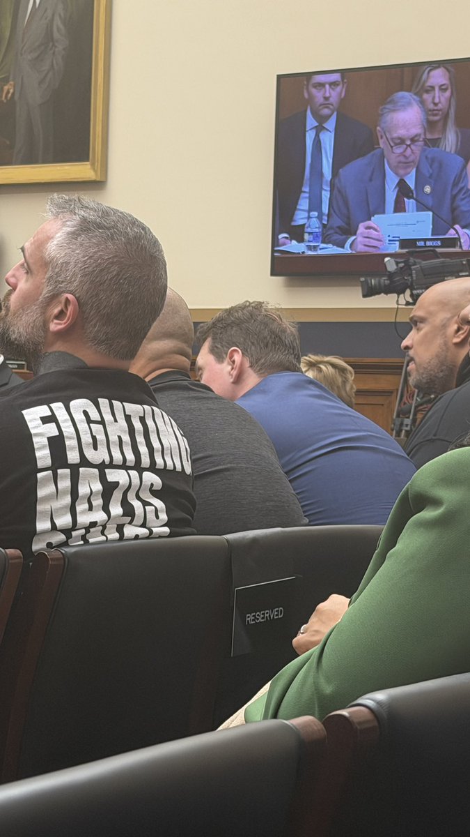 DigitalDaisyX's tweet image. Heated exchange between Capitol Police Officer Michael Fanone and January 6 supporter Ivan Raiklin 

👀 👀