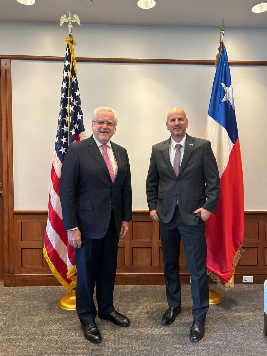 USAmbCL's tweet photo. Las cadenas de suministro diversas y seguras  de cobre y litio son claves para el desarrollo sostenible, la prosperidad y la seguridad de nuestro hemisferio. El rol global de @CodelcoChile es fundamental para fortalecer la cooperación entre Chile y Estados Unidos en minerales críticos de beneficio compartido. Tuve una interesante conversación con Máximo Pacheco @maximopachecom al respecto.