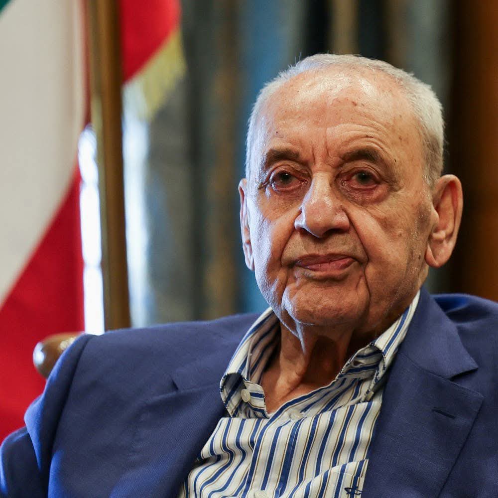 LucienChehwan's tweet photo. نبيه بري و"وحدته" الوطنية 

يحلو لرئيس مجلس النواب نبيه بري أن يستحضر بين حينٍ وآخر، خطاب "التكاتف والوحدة الوطنية". غير أنّ هذا الخطاب لم يمنع يومًا حزب الله من الاستمرار في نشاطه العسكري غير الشرعي، ولا من محاولة إعادة ترتيب وضعيته العسكرية التي تشكّل في جوهرها قهرًا فعليًا لفكرة الوحدة الوطنية ونسفًا لها، وذلك بتغطية سياسية كاملة من بري، المؤيّد الأول والأخير لسلاح حزب الله غير الشرعي.
من هنا، فإن التعليق على خطاب بري عن "الوحدة الوطنية" يأتي  من باب رفض استخدام هذا العنوان غطاءً لمشروع حزب الله الذي لم يتعلّم حتى الساعة أن "اللعبة انتهت"، وأنّه كان ولا يزال السبب الرئيسي في استجلاب إسرائيل إلى داخل الأراضي اللبنانية، وفي جلب الخراب والدمار والموت إلى اللبنانيين جميعًا، الذين تحوّلوا إلى ضحايا لترسانة إيرانية زُرعت في لبنان لعقود، ولعبت دور "المغناطيس" الذي استدعى إسرائيل في أكثر من محطة.
يحقّ لنا، كما يحقّ لبري، أن نفتح دفاتر "الوحدة الوطنية"، ولكن ليس من باب الخطاب، بل من صلب الوجع والانهيار والاغتيالات والشلل والتعطيل والفساد، وهي كلّها نتائج مباشرة لسياسات حزب الله وبري بحقّ باقي اللبنانيين. وبين صفحات هذه الدفاتر، دفاتر الويلات اللبنانية، تبرز أسئلة كثيرة نضعها اليوم في عهدة رئيس المجلس النيابي:
أين كانت الوحدة الوطنية عند اغتيال ومحاولة اغتيال قادة سياديين لبنانيين كانوا في مواجهة سياسية مباشرة مع حزب الله، الحزب الذي لم يتخلَّ عنه بري يومًا؟
أين كانت الوحدة الوطنية عندما وجّه حليف بري، سلاحه إلى صدور اللبنانيين في أحداث 7 أيار، وفي غزوة عين الرمانة، وفي تحرّكات القمصان السود وغيرها؟
أين كانت الوحدة الوطنية في الاعتداءات التي نفّذها أنصار الثنائي الشيعي ضد المتظاهرين في بيروت والجنوب والبقاع خلال انتفاضة 17 تشرين؟
أين كانت الوحدة الوطنية في الانقلابات المتكرّرة على الدستور ونظام المجلس النيابي، خدمةً للهيمنة والتعطيل، وآخرها محاولة الانقضاض الواضح على صوت غير المقيمين اللبنانيين، وصولًا إلى محاولات متعدّدة لضرب النظام السياسي اللبناني والسيطرة على الحكم بكل الوسائل؟
هل وُجدت وحدة وطنية حول قضية انفجار مرفأ بيروت؟ وهل وُجدت وحدة وطنية في اغتيال لقمان سليم والياس الحصروني؟
وأين كانت الوحدة الوطنية في كذا وكذا وكذا... وتطول اللائحة ولا تنتهي.
كل هذه الأسئلة يفترض بنبيه بري أن يتوقف عندها مليًا قبل أن يتحدّث عن "الوحدة الوطنية" التي يريدها على قياسه وعلى قياس مشروع حليفه، فيما يريدها سائر اللبن��نيين على قياس الوطن كلّه، وتحت سقف القانون والدستور، لا أكثر ولا أقل.