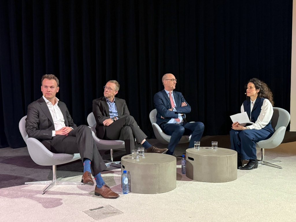 .<a href="/QuintenJacobs3/">Quinten Jacobs</a>: ‘Men zegt weleens dat een staatshervorming een zaak is van oude heren, maar ik ben een jonge gast, en als ik moet kiezen tussen schulden maken of een staatshervorming… Een staatshervorming is zorgen voor jongeren.’
Debat #hetbetonnenbeleid met <a href="/vadderiVRT/">ivan de vadder</a>