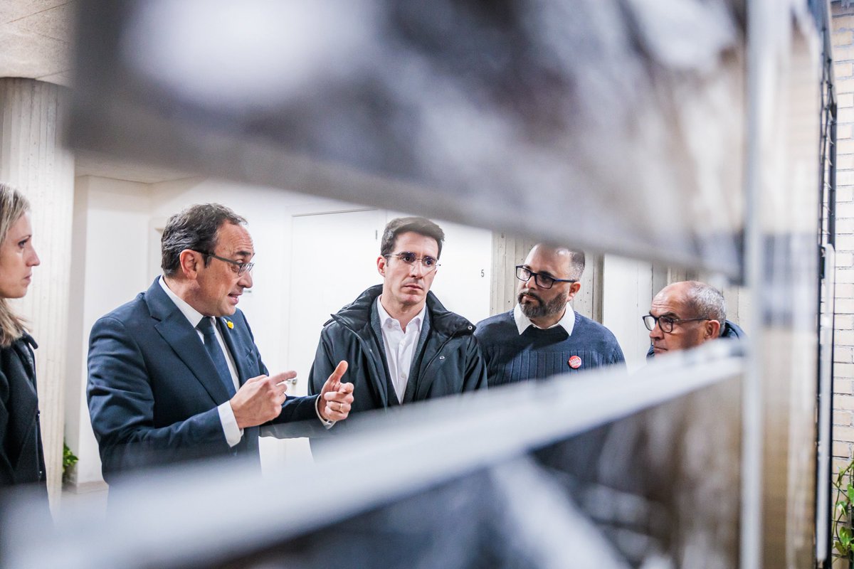 joseprull's tweet photo. A Badia del Vallès he pogut visitar l’exposició ‘L’herència latent’ i assistir a la projecció del documental ‘La fibra sensible’.

Dues obres compromeses amb la memòria i la justícia, que dignifiquen les víctimes de l’amiant, i que reforcen Badia com a símbol de la lluita veïnal. https://t.co/hJEEp4gbYQ