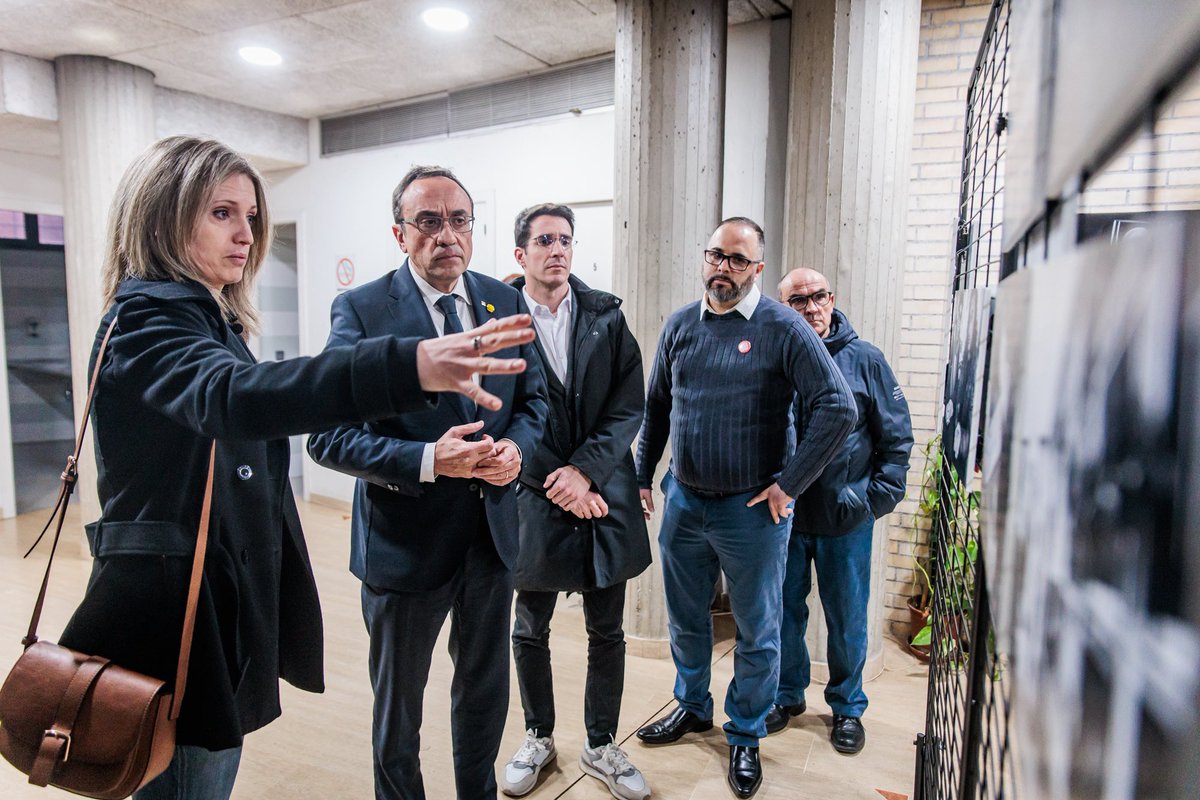 joseprull's tweet photo. A Badia del Vallès he pogut visitar l’exposició ‘L’herència latent’ i assistir a la projecció del documental ‘La fibra sensible’.

Dues obres compromeses amb la memòria i la justícia, que dignifiquen les víctimes de l’amiant, i que reforcen Badia com a símbol de la lluita veïnal. https://t.co/hJEEp4gbYQ
