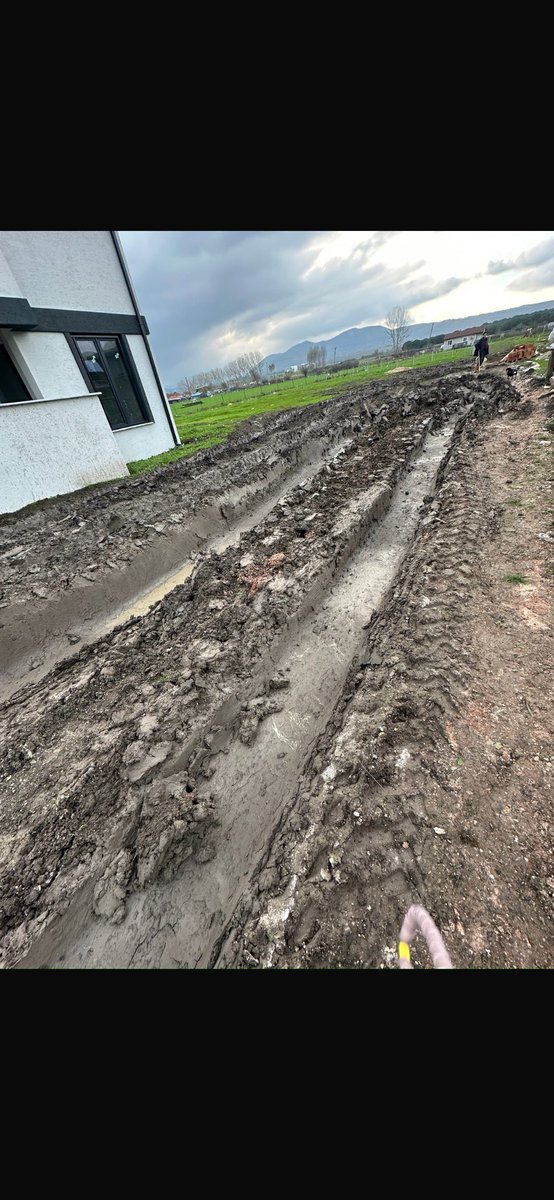 Handeneriman_'s tweet photo. Balıkesir ili Gönen ilçesinde, belediyenin asli görevleri arasında yer alan yol yapım ve bakım hizmeti uzun süredir yerine getirilmemektedir.
Defalarca yapılan başvurulara rağmen herhangi bir çözüm üretilmemiştir. Böyle bir belediyecilik olamaz. 
@balikesirbld @TC_Balikesir https://t.co/4BavPFEDYJ