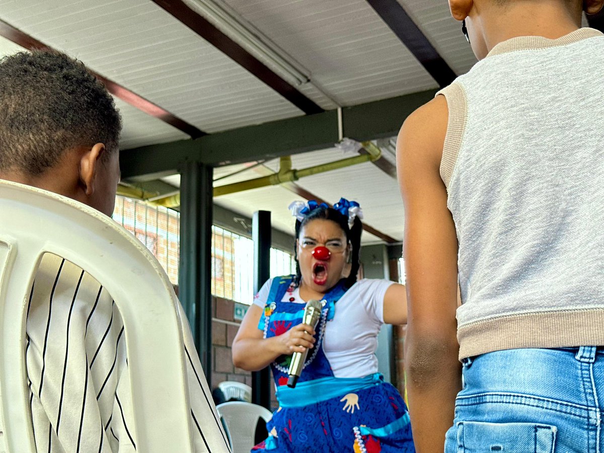 ¡Celebramos la niñez! 🧒🏽👶🏻 La <a href="/GobValle/">Gobernación Valle del Cauca</a> y @CulturaValle llevaron alegría a niños de la Comuna 13 de Cali junto a Alejandra Triviño. 🎁 Una jornada de cultura y sonrisas en Aguablanca. 🌟🎉