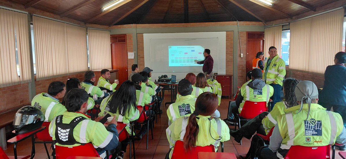 Arrancamos el 2026 fortaleciendo al equipo ZPP, en un encuentro liderado por Leonardo Vásquez, Subgerente de Servicios Operacionales e Infraestructura de la Terminal de Transporte de Bogotá, donde celebramos ascensos y reafirmamos nuestro compromiso con la mejora continua.