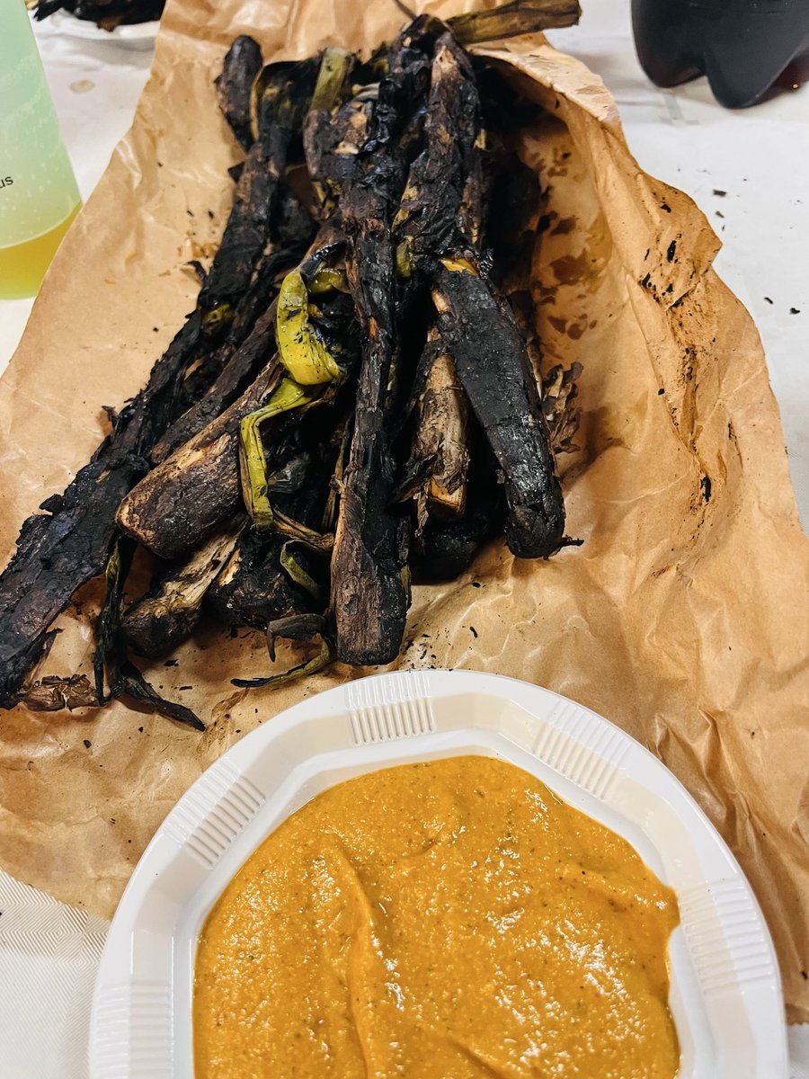 IvanBesora's tweet photo. LA PRIMERA CALÇOTADA DE L’ANY!

A ca la Mari, els amics de Costa Rica han descobert la típica calçotada que fem per terres catalanes.

❤️ 🇨🇷 https://t.co/YQQdsUxCOC