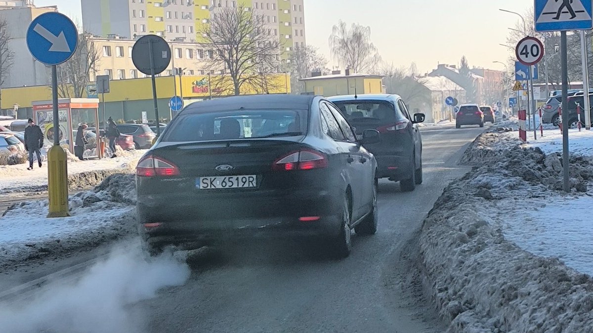 Byłam dziś świadkiem, jak kierowca tego auta zatrzymał się na przystanku koło ZEORK-u w Ostrowcu i okładał po głowie chłopaka na hulajnodze elektrycznej. Nie znam powodu (chwilę wcześniej widziałam, że chłopak jechał ulicą blisko krawężnika), ale NIC nie daje nikomu prawa do