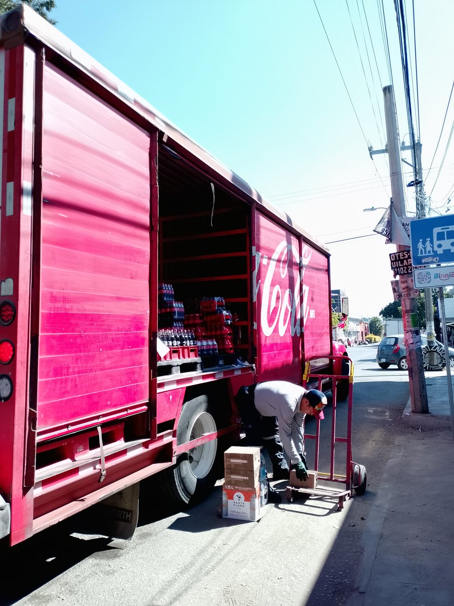 _froylanmf's tweet photo. El sr. sin importarle que obstruya parada de #binnibus, cruce peatonal y mal estacionado, @vialidadoax @CocaCola @CocaColaMx #FaltaEducacion #Maloshabitos https://t.co/YUg2t7R9uE