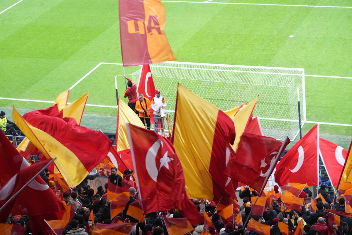 Milli Savunma Üniversitesi Rektörü Erhan Afyoncu’nun yağmurluk ve Türk Bayrağı dağıtılmasından ötürü Galatasaray ve Fenerbahçe üzerinden insanları birbirine düşürmeye çalışma niyeti son derece vasat, çapsız ve ucuz popülizm kovalayan bir yaklaşımdır.

Kobani stadyumunda Türk