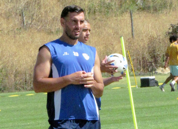 Quilmes se entrenó esta mañana en turno simple, en el predio de Aldosivi, donde hizo tareas tácticas. Los flamantes refuerzos Alexis Domínguez (foto) y Thomas Ortega se entrenaron por primera vez con sus nuevos compañeros.