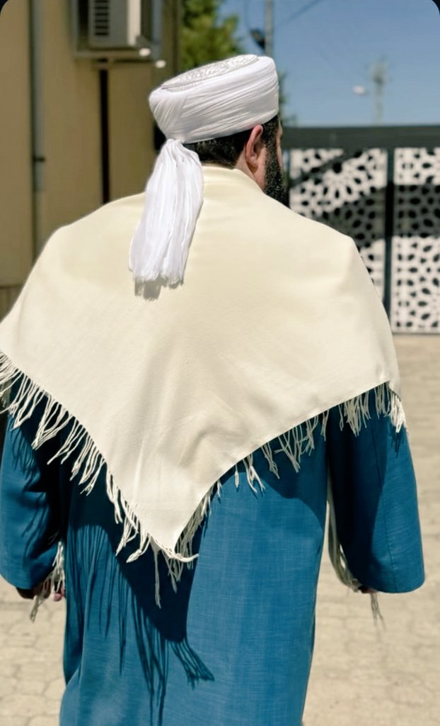 Vuslatın hayaliyle geçer şu karanlık şebler…
Güneş doğmasa ne gam? Yüzün cihanı aydınlatır.
Ey tabîb-i hâzık, gel, nabzımı tut bir kere,
Bu derdin dermanı Sende, ilacın beni yaşatır…