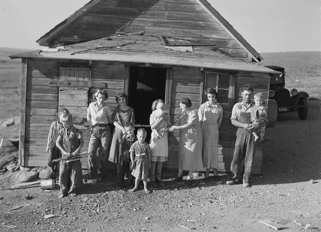 historyinmemes's tweet image. A farmer with his wife and 10 children standing outside their farmhome in Williston, North Dakota, 1937.