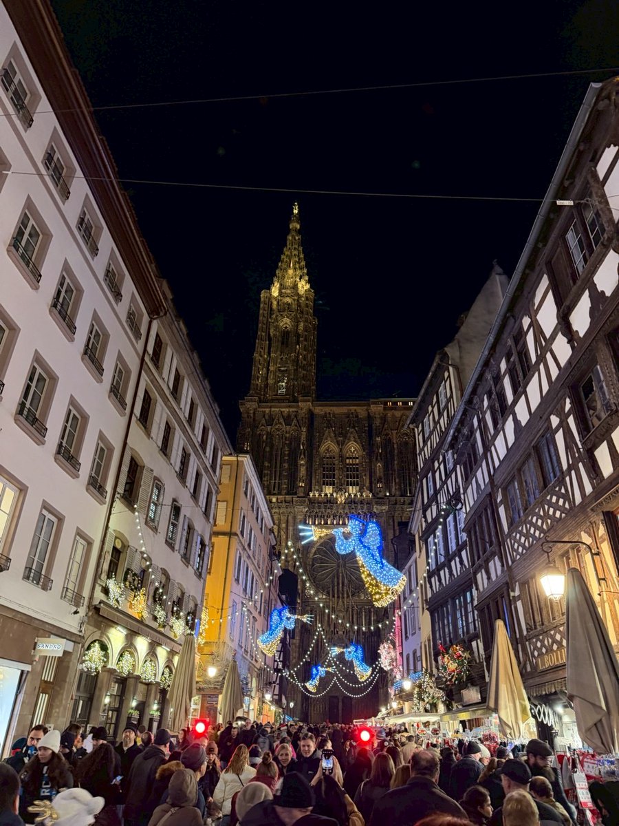 EllieJapan2022's tweet photo. I miss that winter lights.

#winterlights #Europe #Strasbourg #ourmemory #familytime #ChristmasMarkets https://t.co/nWKRdDO5aN