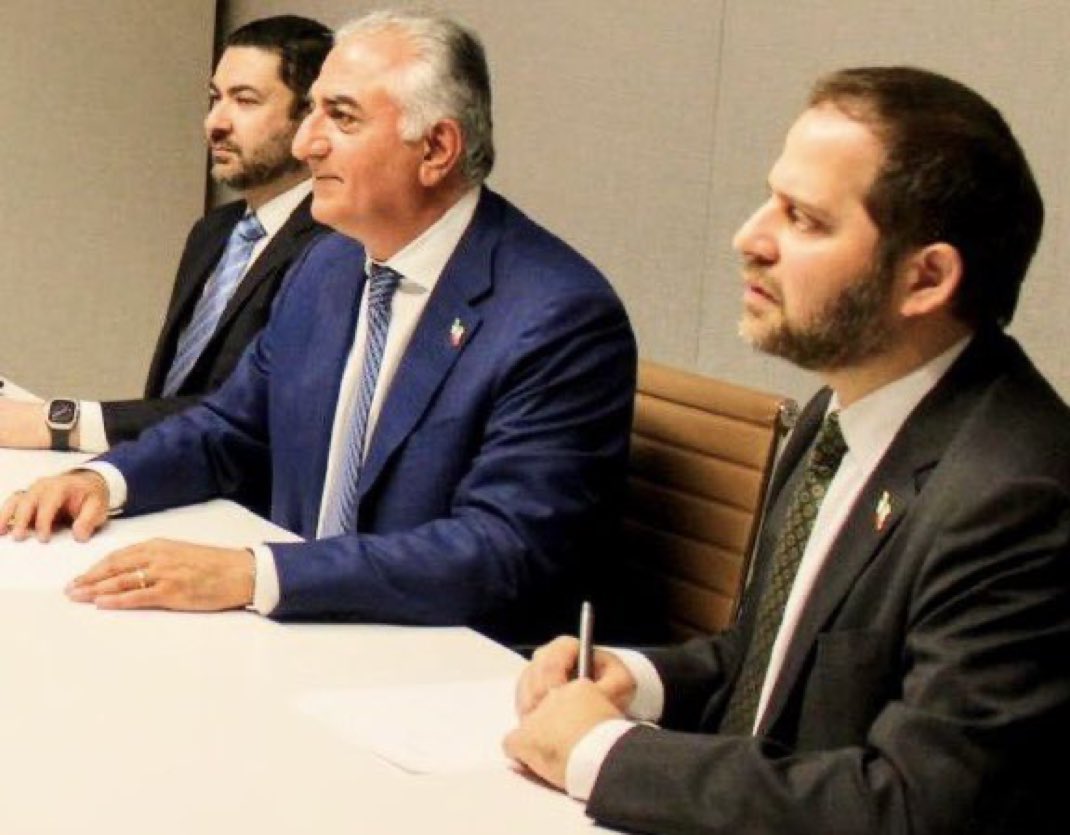 دست چپ و راستش نیروهای چیده شده ی جمهوری اسلامی 🙂
باشد که شاید بیاندیشید 😚