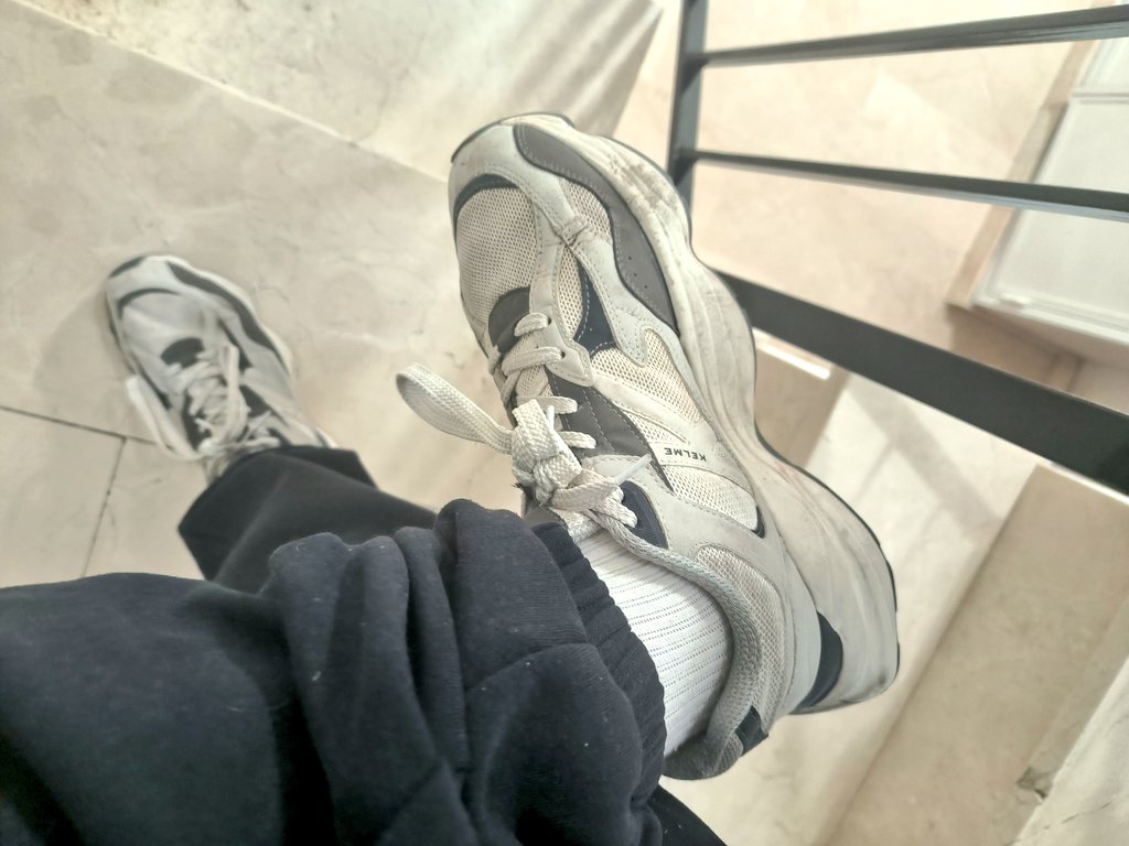 Alph_8's tweet image. Haz algo de una vez, arrodíllate y limpiale la zapas a tu amo, cerdo