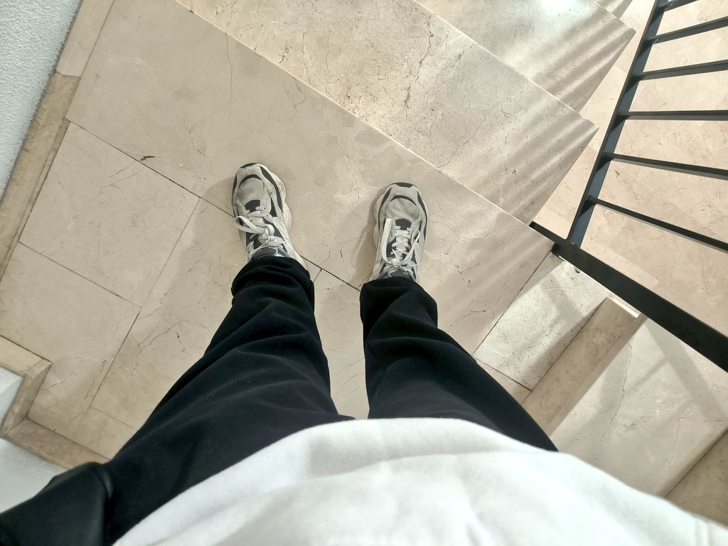 Alph_8's tweet image. Haz algo de una vez, arrodíllate y limpiale la zapas a tu amo, cerdo