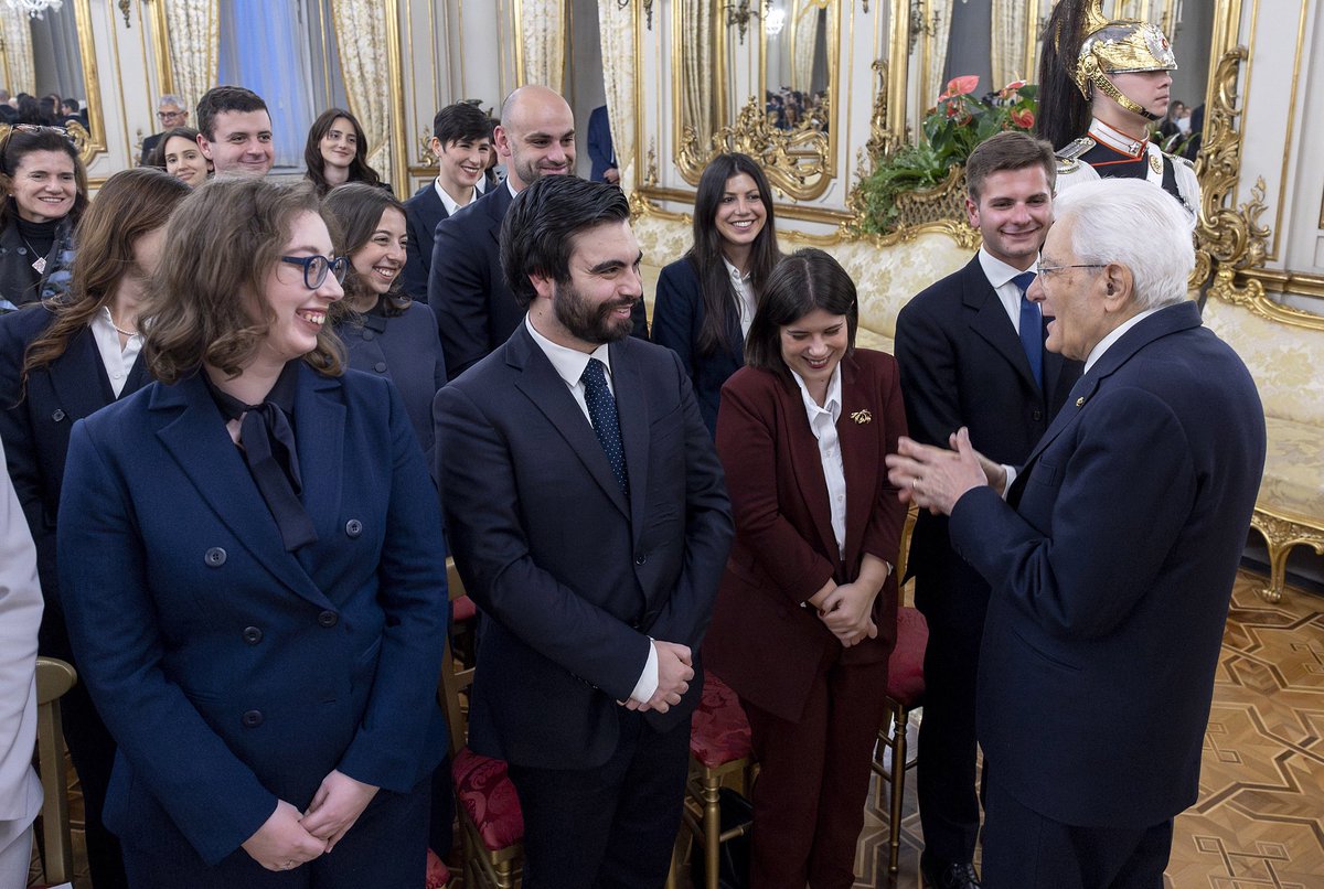 Quirinale's tweet photo. Il Presidente Mattarella ha ricevuto i vincitori del concorso per Segretari di Legazione - Corso "Boris Biancheri Chiappori"

Il video: https://t.co/RncisyiTQC https://t.co/q2ftjvHtKA