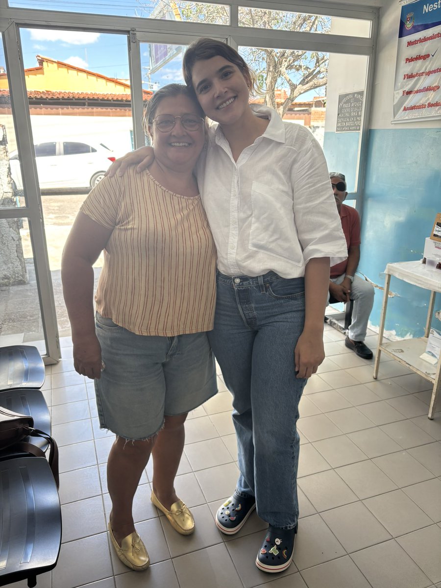 isokamagica's tweet image. encontrei hoje, na espera do postinho, a minha professora do jardim de infância 😭❤️ bati o olho e já falei: TIA CARMEM! e ela me chamou de dodora 🥹