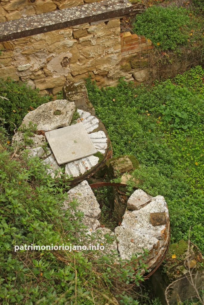 Patrimonio hidráulico y etnográfico.
En Briones, restos del antiguo Molino de San Andrés, adosado a la ermita. 

"Se trata de un molino de gran
tamaño cuyo edificio principal fue construido en piedra de sillería en
1779 aunque es probable que hubiera habido otro anteriormente".