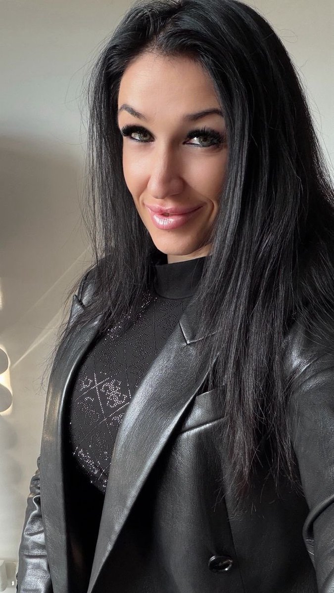 Sag mal ehrlich: Wenn ich dich mitten in der Nacht anrufe und nur sage ‚Komm her und nimm mich jetzt‘ – stehst du dann auf und bist in 15 Minuten bei mir drin? ☺️