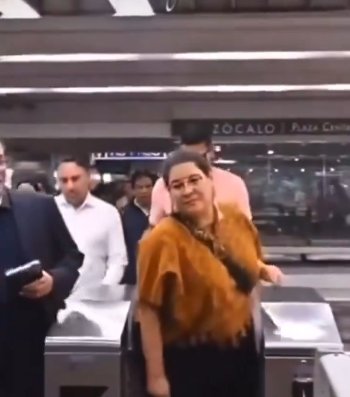 HalloweenSalem2's tweet image. ¡Nunca estuvieron en contra de los privilegios, su ardor era no tenerlos!

A base de engaños y del voto de 30 millones de tontos @LeniaBatres pasó de vivir en una vecindad y andar en metro a traer camioneta Gran Cherokee del año. 

Diario los ven la cara de pndjos.