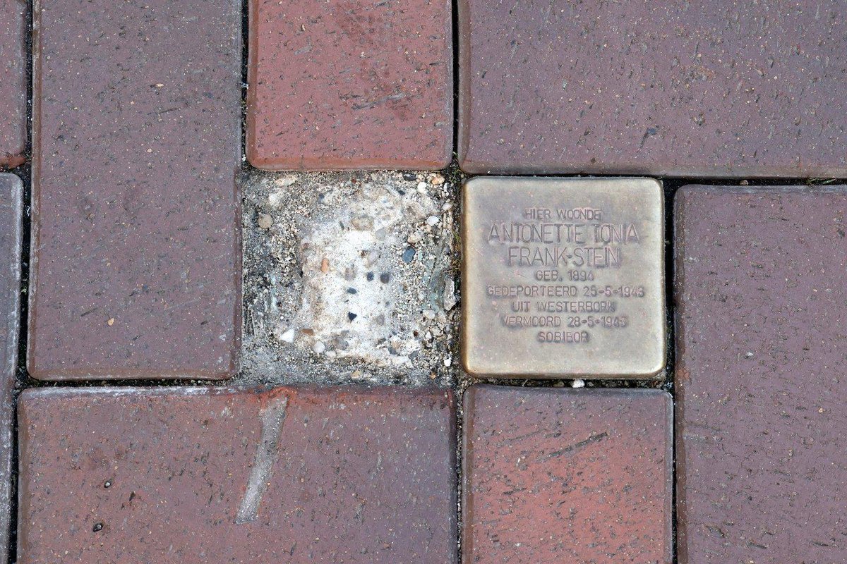 Het antisemitisme waait weer rijkelijk door Hilversum. Struikelstenen worden nu met regelmaat vernield, maar ja pro Palestijnen denken en politieke correctheid worden hier in Hilversum en zeker iets verderop bij de grens van Bussum Hilversum veelal gepromoot in het mediadorp