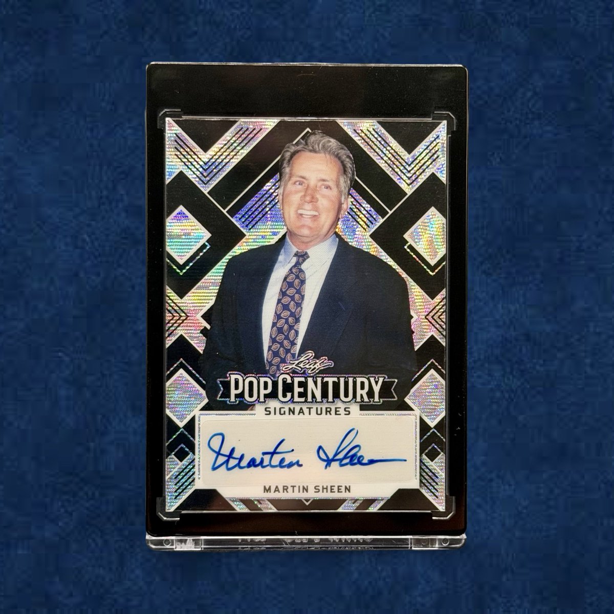 datnewcardsmell's tweet image. An update to my West Wing Auto collection 🖊️ ✨

Slowly but surely scouring that @leaftradingcards Pop Century checklist every year to see if anyone else from the show has had an auto.

2025 Leaf Pop Century Bradley Whitford Auto (Platinum Blue /7)