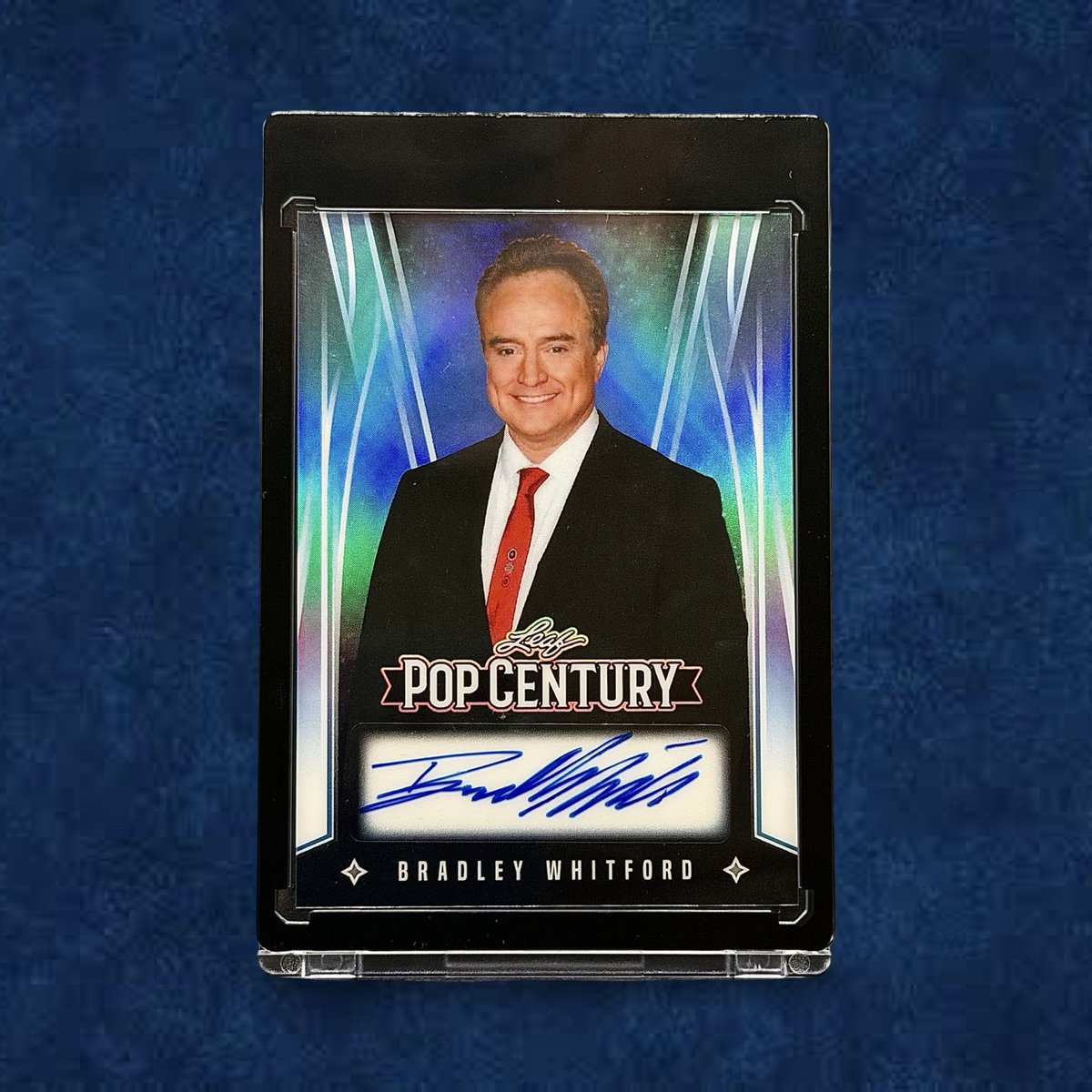 datnewcardsmell's tweet image. An update to my West Wing Auto collection 🖊️ ✨

Slowly but surely scouring that @leaftradingcards Pop Century checklist every year to see if anyone else from the show has had an auto.

2025 Leaf Pop Century Bradley Whitford Auto (Platinum Blue /7)
