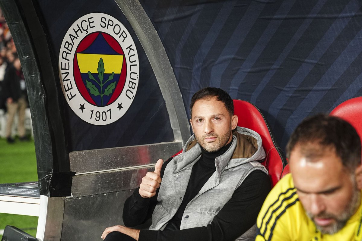 Aston Villa gibi bir takıma ancak bu kadar şut atarsın, bu kadar pozisyona girersin.

Performansı rezalet olan isimler var, ayrılma vakti gelmiş adamlar var, onca eksik sakat oyuncusu var ama her maç bahane üretmeden bir şeyler yapıyor bu adam. 

Çok büyük sevgi besliyorum.