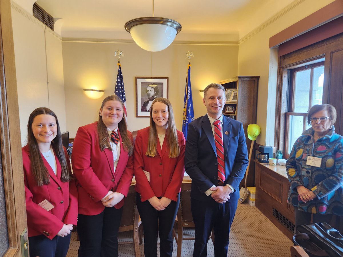 Rep_Jacobson's tweet image. This morning, I met with several high school students from the 87th Assembly District to talk about @WisconsinFCCLA! I enjoyed talking with these driven young women about their goals, and I look forward to seeing them accomplish great things!