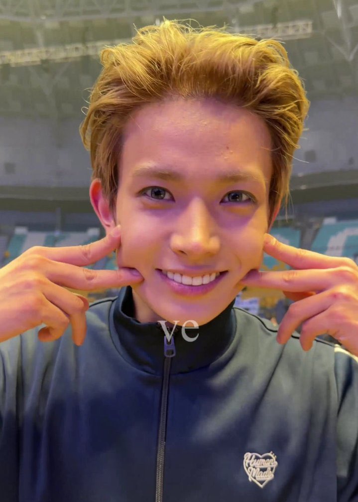 luvishee's tweet image. chopsticked his own mandu cheek i can’t he’s very cute 😭🤏🏻