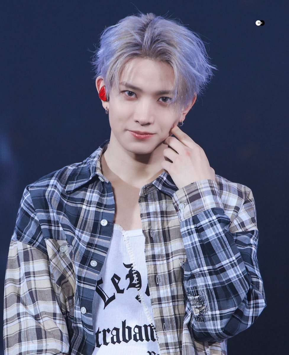 luvishee's tweet image. chopsticked his own mandu cheek i can’t he’s very cute 😭🤏🏻